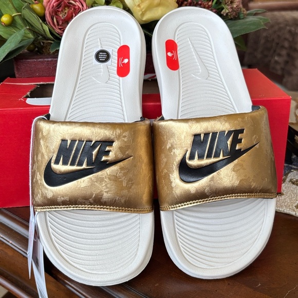 Brand New Nike Victori One Slides Metallic Gold w/ Black Comfort Sport Sandals - Picture 3 of 16